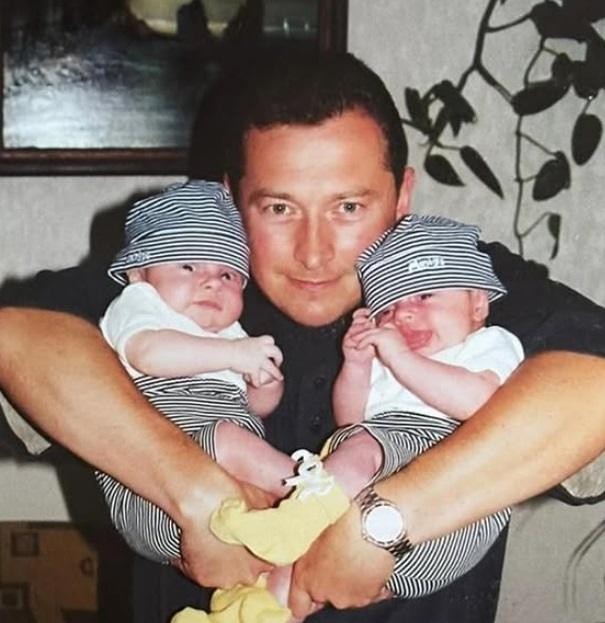 Dariusz Zdrójkowski z synami Adamem i Jakubem, ukazujący ciepło rodzinnych relacji, często prezentowanych na jego Instagramie.