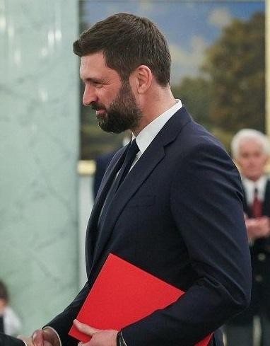 Portret Nikodema Rachonia, filozofa, wykładowcy i menedżera, z naciskiem na jego doświadczenie zawodowe i obecną rolę w Kancelarii Prezydenta RP.