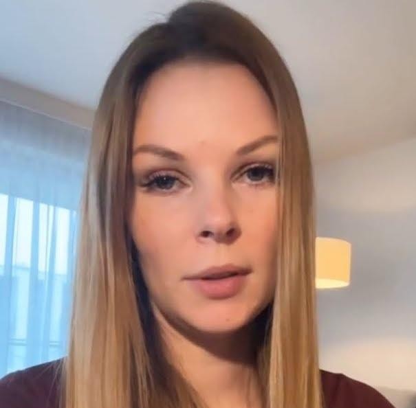 Małgorzata Tomaszewska prowadząca program telewizyjny, dynamicznie gestykulująca na scenie.
