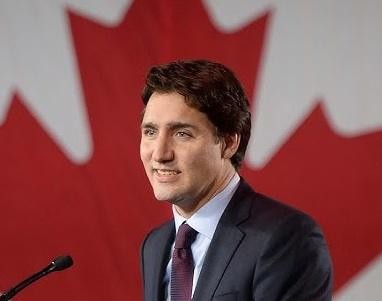 Justin Trudeau podczas wystąpienia publicznego, z widoczną charyzmą.