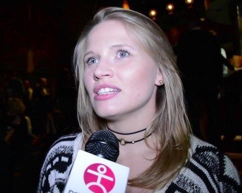 Natalia Rybicka w dynamicznej pozie, symbolizującej jej pasję do tańca i aktorstwa.