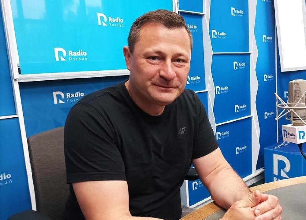 Krzysztof Paszyk podczas aktywnego udziału w posiedzeniu komisji parlamentarnej lub publicznym wystąpieniu, obrazujący jego zaangażowanie w działalność polityczną.