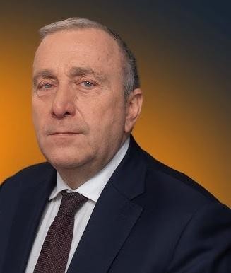 Młody Grzegorz Schetyna podczas protestu studenckiego lub spotkania Niezależnego Zrzeszenia Studentów (NZS) w stylu historycznym.