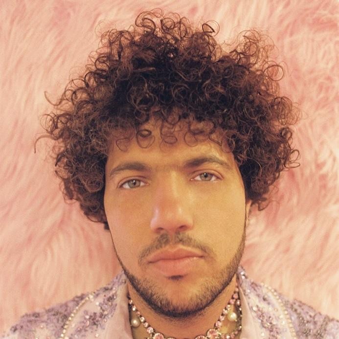Benny Blanco skoncentrowany w studiu nagraniowym, pracuje przy konsoli mikserskiej.