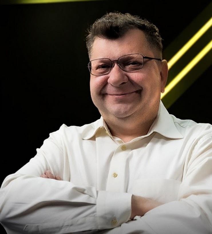 Zbigniew Stonoga aktywnie korzystający z mediów społecznościowych, symbolizujący jego rolę wideoblogera i aktywisty online.