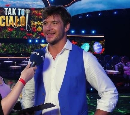 Mikołaj Roznerski na planie serialu 