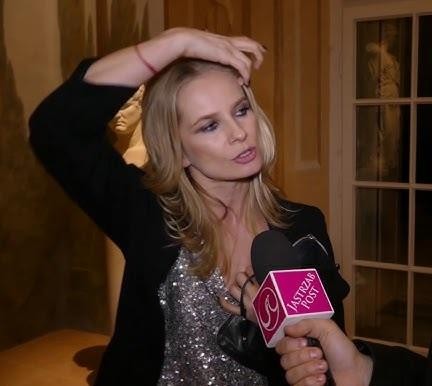 Magdalena Cielecka w naturalnej pozie, uśmiechnięta.