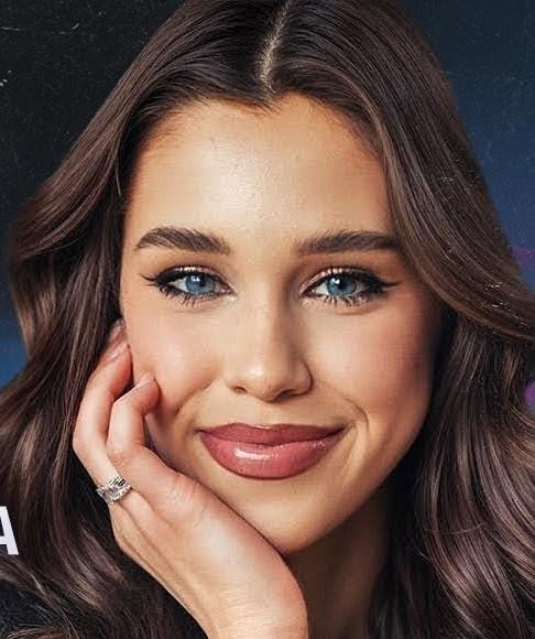 Maria Jeleniewska, popularna influencerka, uśmiechnięta i pewna siebie, na tle subtelnych grafik mediów społecznościowych, symbolizujących jej sukces w cyfrowym świecie.