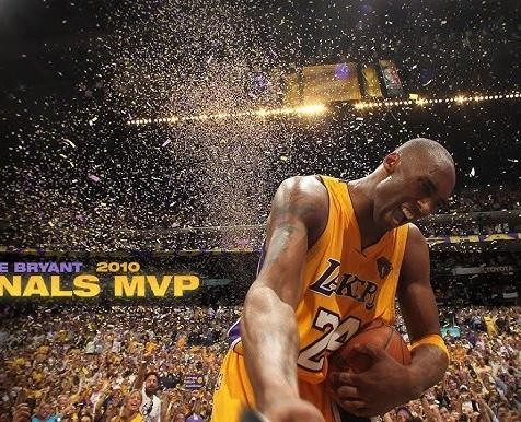 Kobe Bryant wykonujący rzut fadeaway w koszulce Lakers, w dynamicznej pozie na boisku do koszykówki.