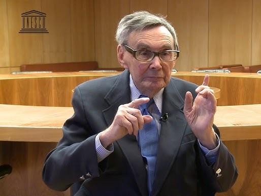 Marian Turski przemawiający podczas uroczystości upamiętniającej ofiary Holokaustu, symbolizujący walkę o pamięć i tolerancję.