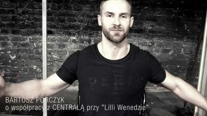Bartosz Porczyk na scenie teatralnej, w dynamicznej pozie aktorskiej, oświetlony światłami reflektorów, oddający intensywność występu.