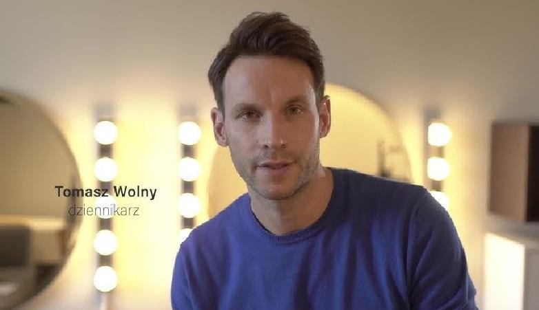 Tomasz Wolny uprawiający jedno ze swoich hobby: brazylijskie jiu jitsu, koszykówka, kitesurfing lub jazda konna, ukazujący jego pasję do sportu.
