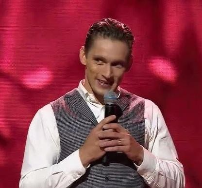 Filip Gurłacz na planie filmowym, w skupieniu przygotowujący się do sceny, ukazujący swoje zaangażowanie w aktorstwo.