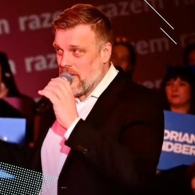 Adrian Zandberg, polityk, w zamyśleniu, podkreślający jego intelektualne i akademickie oblicze.