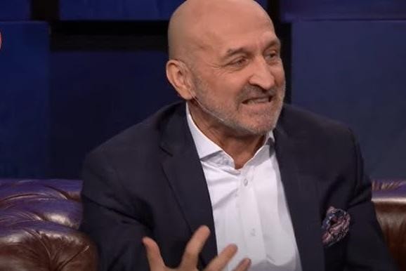 Dynamiczne ujęcie debaty politycznej lub sesji parlamentarnej, oddające atmosferę ważnego momentu politycznego.