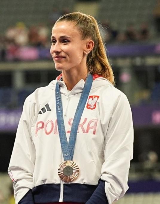 Natalia Bukowiecka podczas biegu na 400 metrów, z widoczną koncentracją i wysiłkiem.