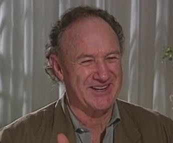 Gene Hackman jako detektyw Popeye Doyle w dynamicznej scenie z filmu