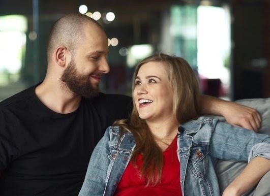 Maciej Pela w dynamicznej pozie tanecznej w studio, prezentujący swoje umiejętności.