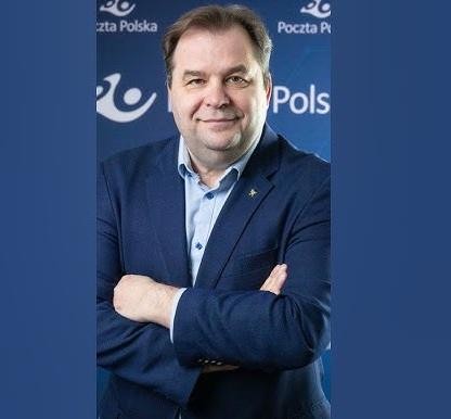 Dynamiczna wizualizacja osiągnięć Sebastiana Mikosza, przedstawiająca go w kontekście sukcesów w LOT (samolot, restrukturyzacja) i transformacji Poczty Polskiej (nowoczesna placówka pocztowa).