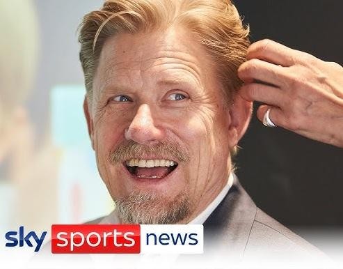 Peter Schmeichel broni strzał, prezentując swoje bramkarskie umiejętności i koncentrację.