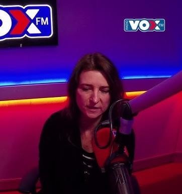 Renata Dąbkowska podczas występu na scenie, śpiewająca z mikrofonem.