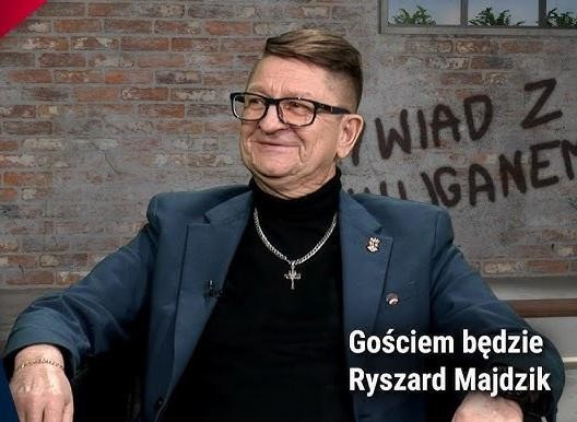 Scena przedstawiająca tajne drukowanie podziemnej prasy w czasach PRL, symbolizująca walkę opozycji.