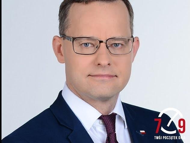 Marcin Romanowski przemawiający publicznie, ukazany w trakcie aktywnego zaangażowania politycznego.