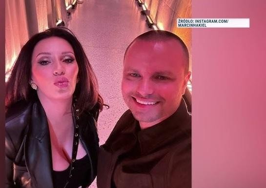 Marcin Hakiel w dynamicznej pozie tanecznej w studio, prezentujący swoje umiejętności.