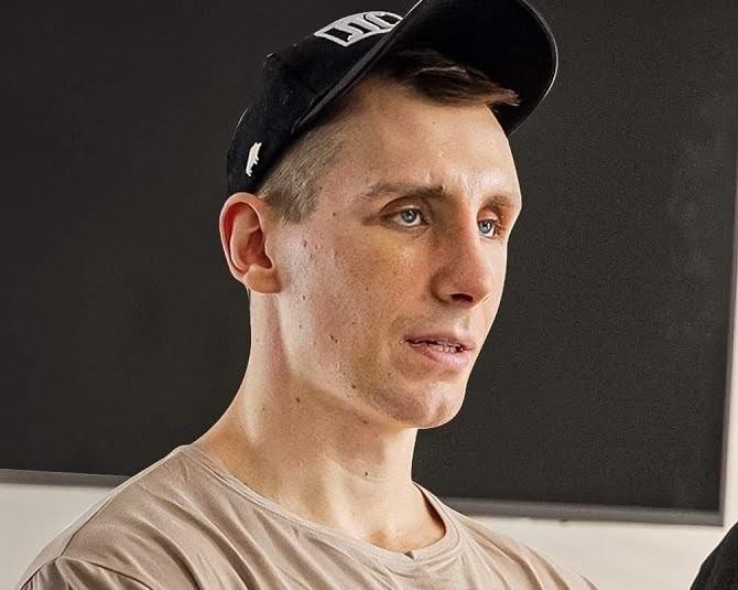 Michał Owczarzak (Owca WK) podczas intensywnego ćwiczenia siłowego, prezentujący siłę i koncentrację na siłowni.
