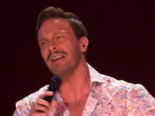 Młody Sławek Uniatowski, nastolatek, z pasją grający na syntezatorze, ukazujący początki jego muzycznej drogi.