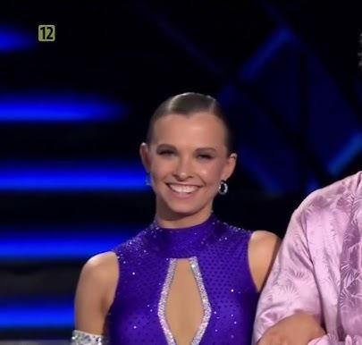 Ola Filipek w stroju tanecznym, pozująca z partnerem Wojciechem Kuciną na parkiecie programu 