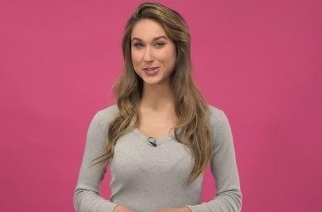 Ida Nowakowska jako jurorka w programie telewizyjnym, siedząca za stołem z zaangażowanym wyrazem twarzy.