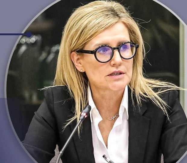 Symboliczna ilustracja przedstawiająca walkę o niezależność wymiaru sprawiedliwości i praworządność.