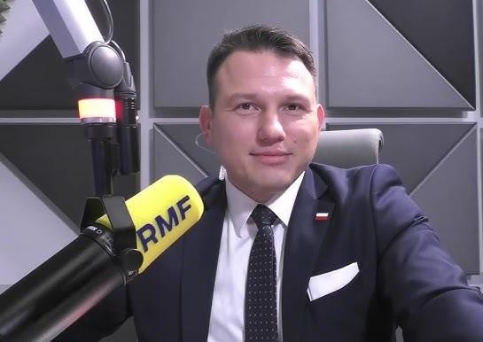 Sławomir Mentzen w dynamicznej pozie, symbolizującej jego aktywność i popularność w mediach społecznościowych, takich jak TikTok i YouTube.
