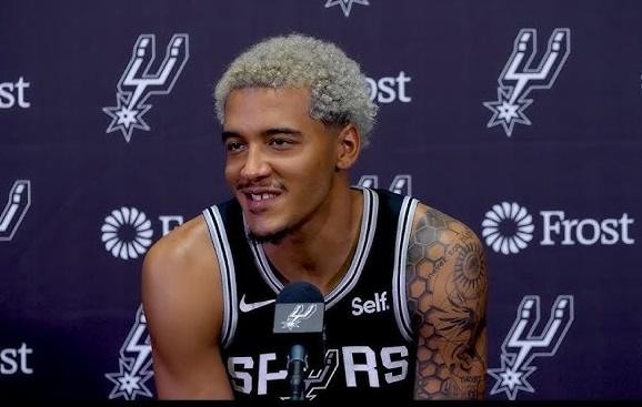 Jeremy Sochan podczas meczu NBA, zbliżenie na jego skupioną twarz i fryzurę.