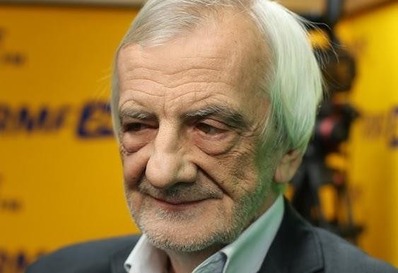 Ryszard Terlecki podczas wystąpienia publicznego, z widoczną gestykulacją, na tle sugerującym salę plenarną Sejmu lub konferencję prasową.