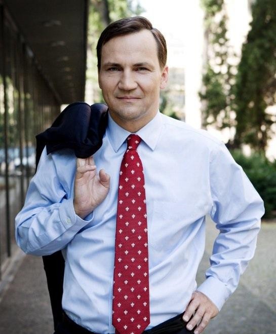 Dwór Chobielin, odrestaurowana rezydencja Radosława Sikorskiego, ukazana w ciepłym, malowniczym ujęciu.