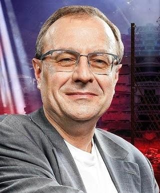 Otwarte książki historyczne i akcesoria biurowe symbolizujące prace badawcze i publikacje Antoniego Dudka.