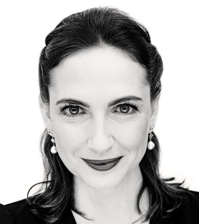 Alt: Anna Cieślak w pełnej sylwetce na scenie teatralnej, ukazująca dynamikę i ekspresję aktorską.