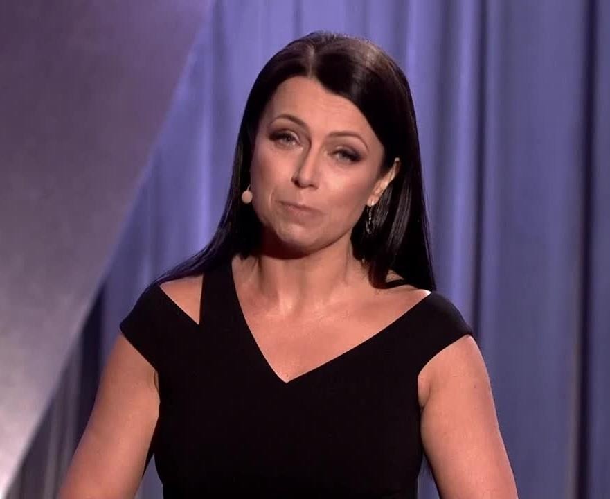Adrianna Borek śmiejąca się na scenie podczas występu kabaretowego.