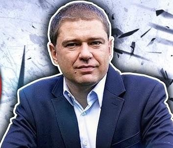 Piotr Szumlewicz podczas wystąpienia publicznego lub na wiecu związkowym, energicznie gestykulujący.