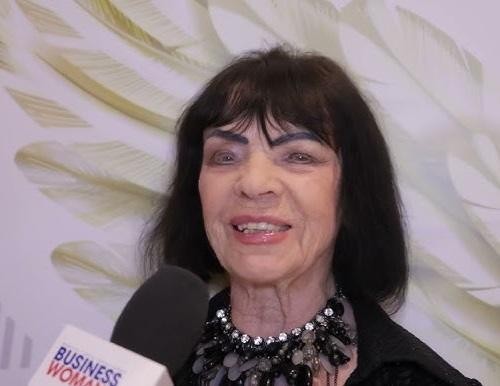 Sława Przybylska na scenie, śpiewająca z pasją i ekspresją, uchwycona w dynamicznej pozie, oddającej atmosferę jej wczesnych występów.