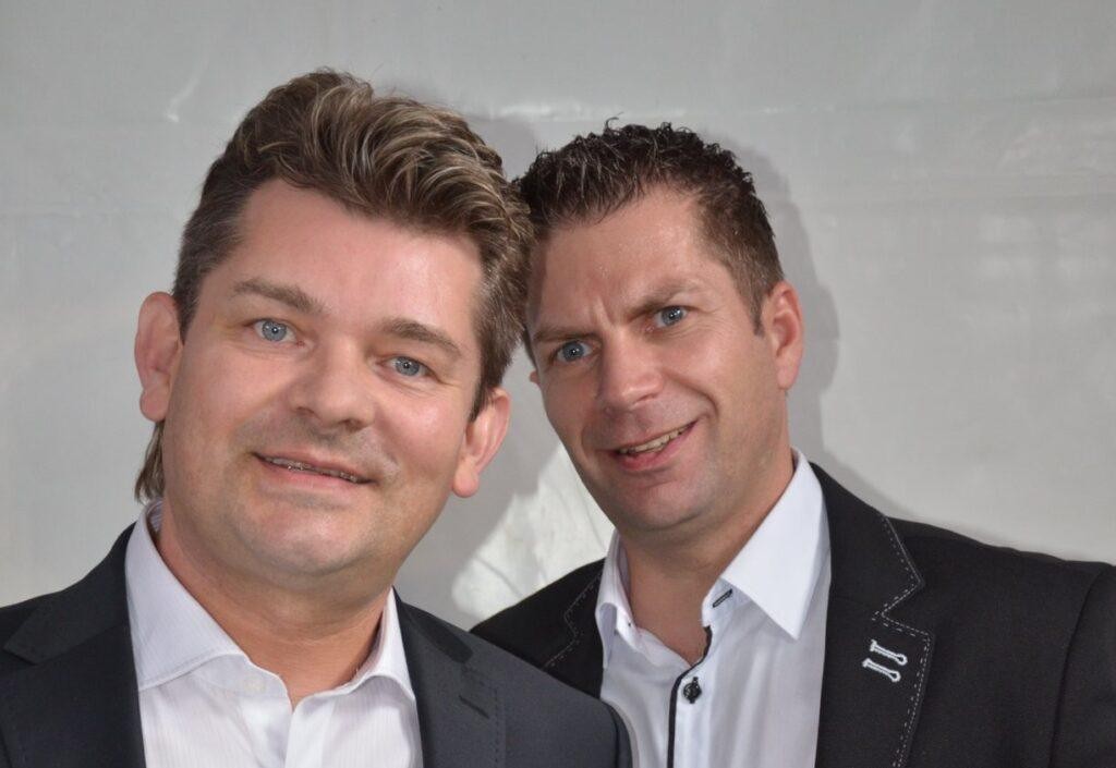Ryszard Warot grający na klawiszach podczas koncertu zespołu Akcent, oświetlony światłami sceny.