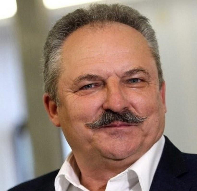 Obraz przedstawiający różnorodne aspekty kariery Marka Jakubiaka, łączący elementy polityki (parlament, głosowanie), biznesu (piwo, browar) i wojska (samolot, mundur), symbolizujący jego wszechstronną działalność.