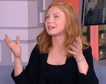 Edyta Torhan w nieformalnej interakcji, ukazująca swoją przystępność i zaangażowanie społeczne.