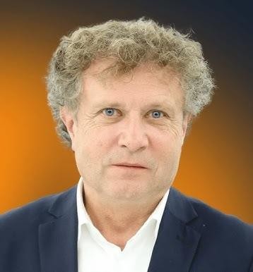Jacek Karnowski podczas uprawiania sportów wodnych, ukazujący jego pasję do żeglarstwa.