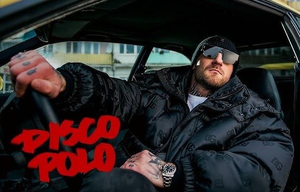 Kizo na tle sceny, otoczony rozentuzjazmowanymi fanami, symbolizujący sukces jego hitu 