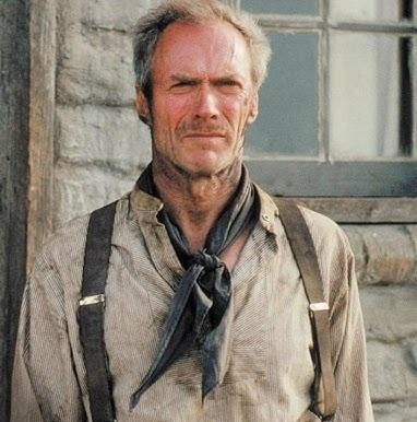 Clint Eastwood w szczerym, dojrzałym portrecie, z zadumaną miną, podkreślającą jego mądrość i doświadczenie, w naturalnym świetle.