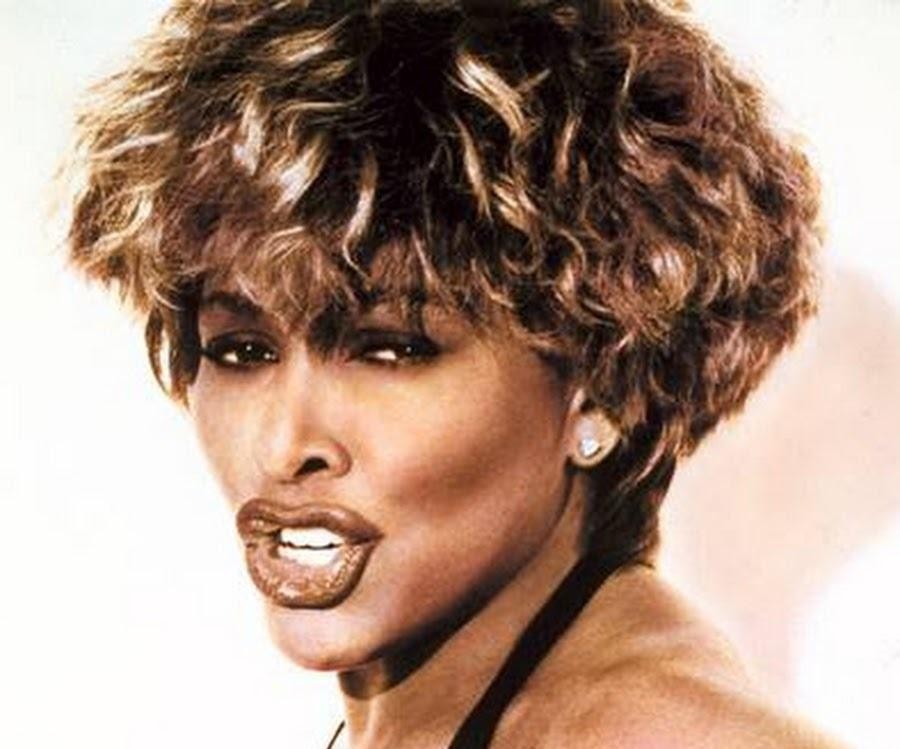 Tina Turner w swoim szwajcarskim domu, w spokojnej, pełnej godności pozie, odzwierciedlającej jej pogodę ducha w późniejszych latach.
