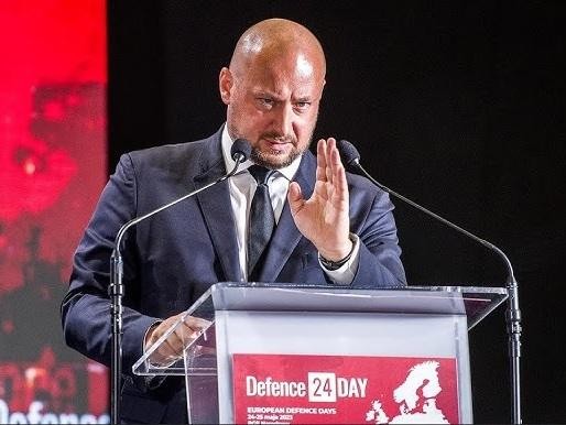 Jacek Zdzisław Siewiera z żoną Karoliną i trójką dzieci, w swobodnej, rodzinnej atmosferze.